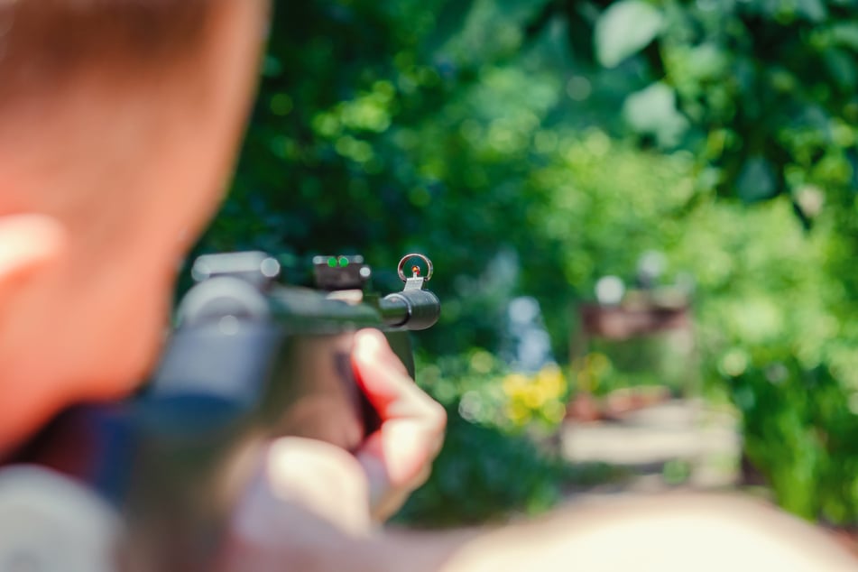 Ein bislang noch unbekannter Täter hat in Ebersbach mit einem Luftgewehr geschossen. (Symbolbild)