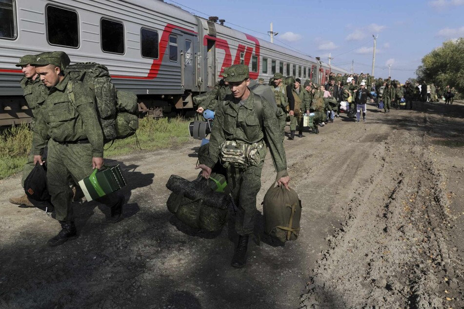 Für seinen Krieg gegen die Ukraine ließ Putin Hunderttausende Männer für die Front einziehen. Unzählige von ihnen kehrten nicht zurück, sie starben auf dem Schlachtfeld.