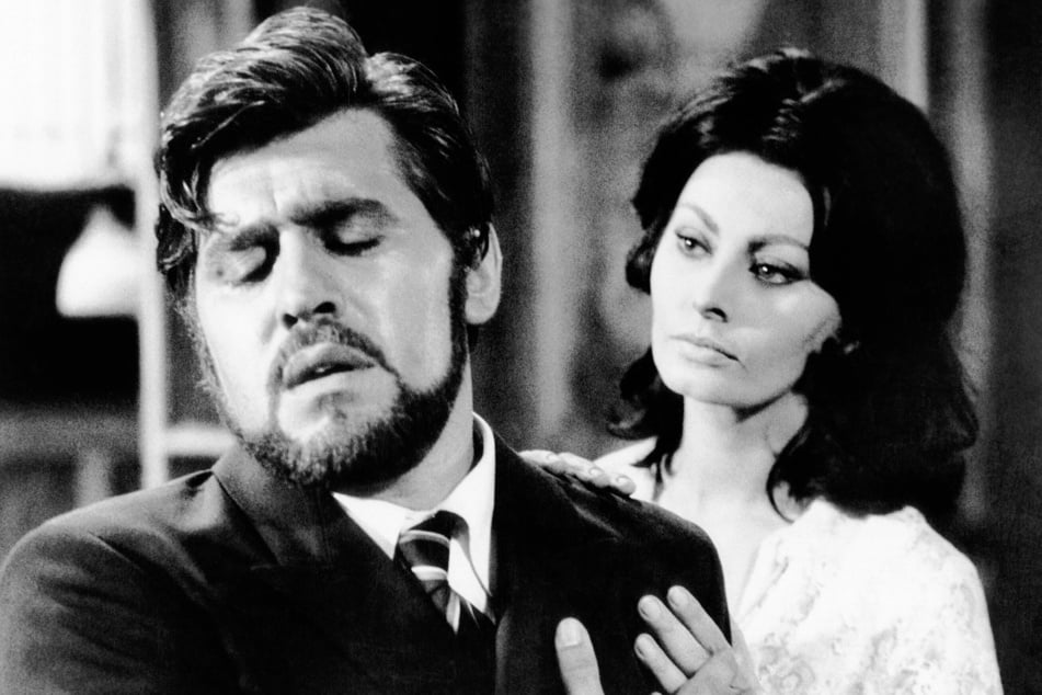 Schon in den 60er Jahren ließ Adorf nicht nur das Herz von Sophia Loren (91) im Film "Die Über-Sinnliche" höher schlagen.