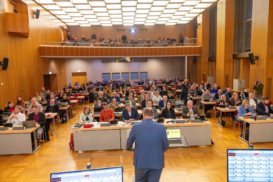 Im November stellte Hilbert dem Stadtrat seinen Haushaltsentwurf mit radikalen Kürzungen in fast allen Bereichen vor.