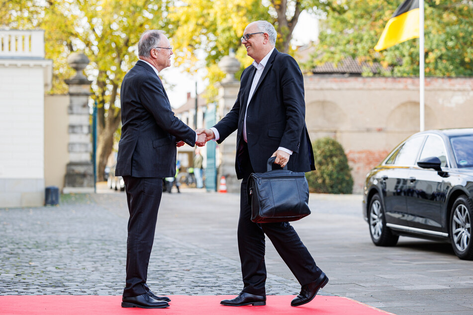 Stephan Weil (SPD, l., 63), Ministerpräsident von Niedersachsen, begrüßt Andreas Bovenschulte (SPD, 57), Bürgermeister von Bremen, vor dem Schloss Herrenhausen zur Ministerpräsidentenkonferenz.