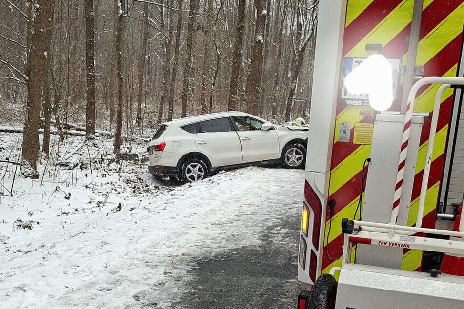 Das Auto landete zur Hälfte im Graben.