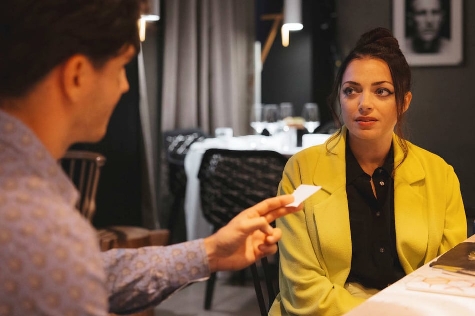 Der charmante Barkeeper zeigt Emily sein Paris und hofft auf ein Wiedersehen.