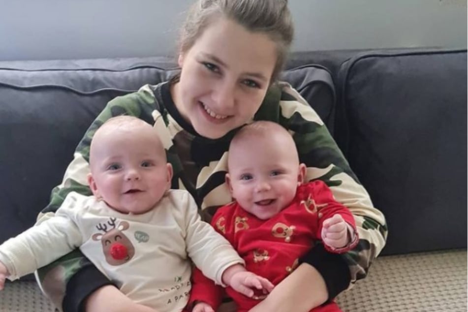 Sarafina Wollny (26) hält ihre sieben Monate alten Babys Emory und Casey im Arm.