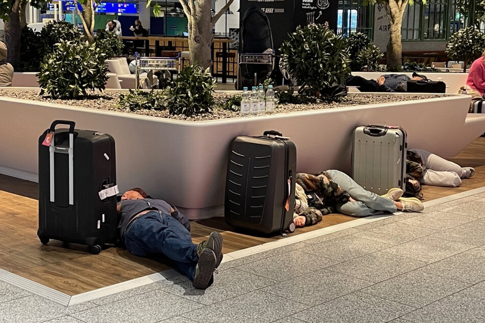 Etliche Passagiere strandeten am Frankfurter Flughafen. Ob es für sie am Donnerstag noch in einen Flieger ging, war fraglich.