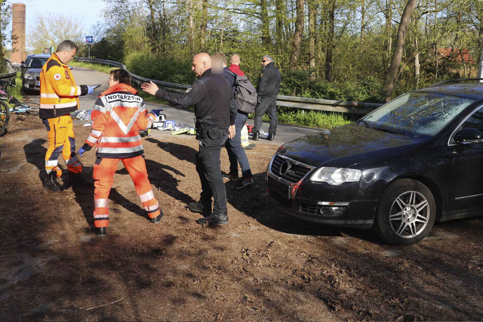 Einsatzkräfte der Polizei und des Rettungsdienstes rückten zu der Unfallstelle in Pölchow an.