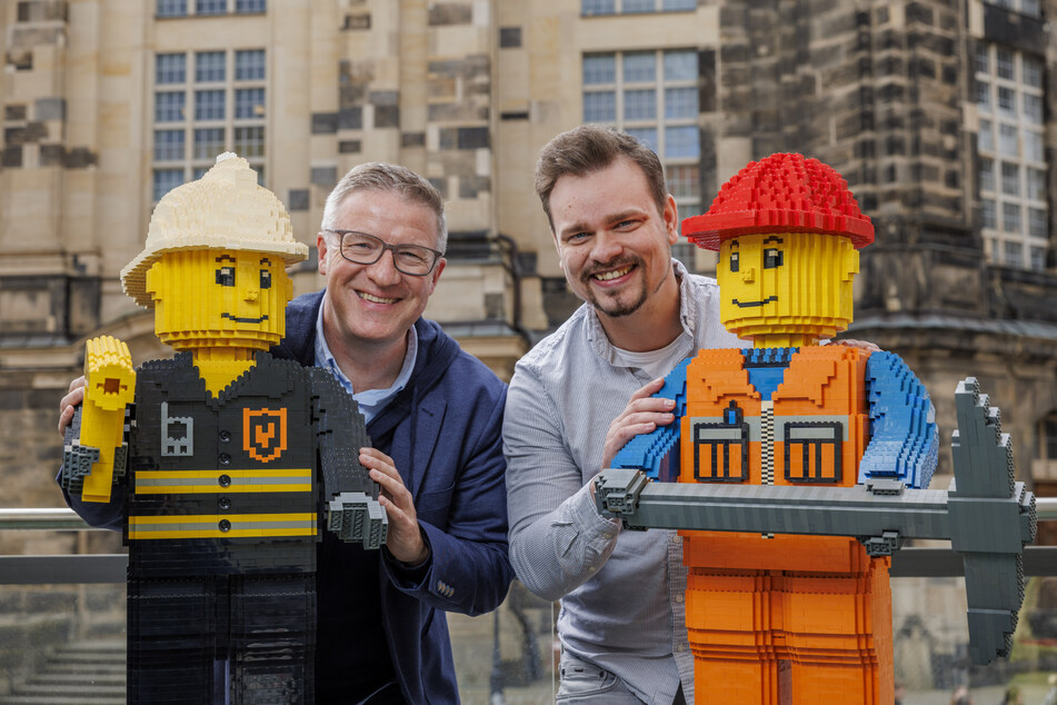 Tourveranstalter Christian Doll (52, C2 Concerts) und Klemmstein-Profi Gary Fleischer (34, r.) machen mit Feuerwehrmann und Bauarbeiter aus je über 5000 Lego-Steinen Lust auf das "Brick Fest Live!".