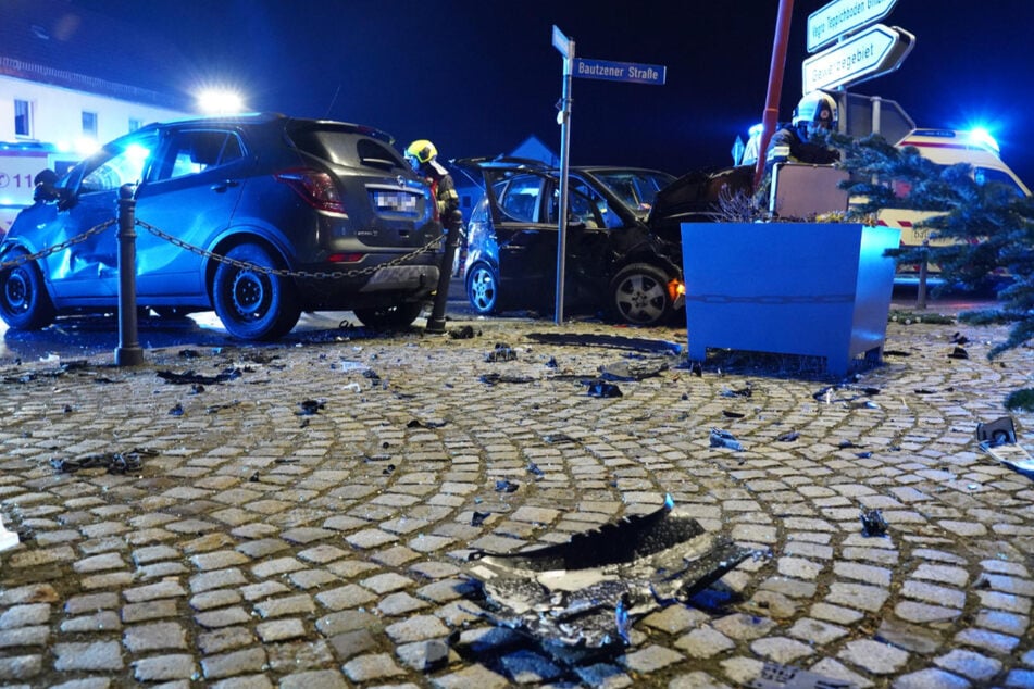 Die Feuerwehr musste nach dem Unfall jede Menge herumliegende Trümmerteile bergen.