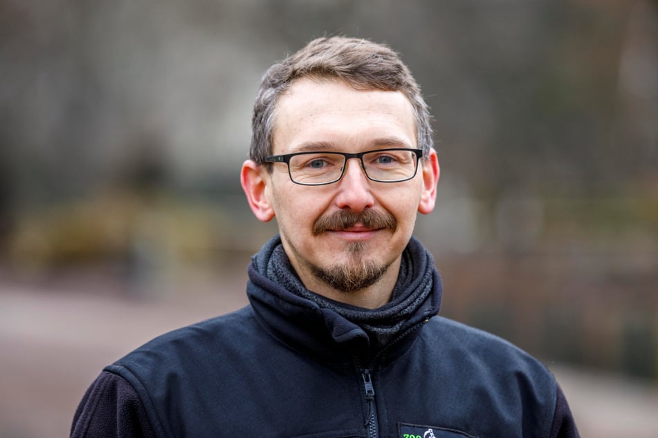 Zoo-Kurator Matthias Hendel (42) weiß, wie alle Tiere die Nacht entspannt überstehen.