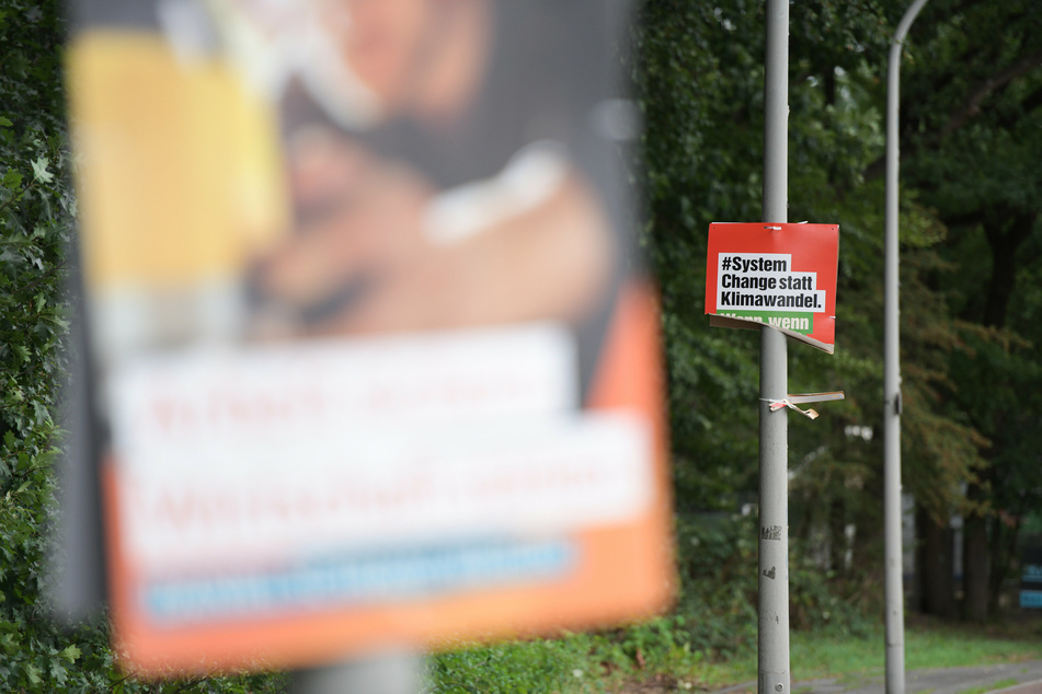 Ein Wahlplakat der Partei «Die Linke» hängt beschädigt an einer Laterne in Oberhausen.