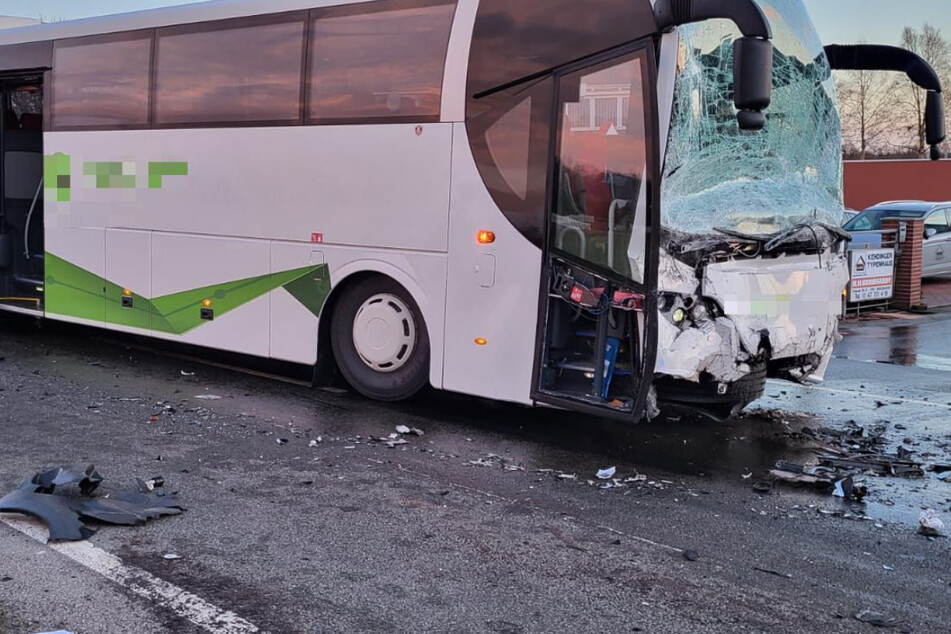 Die ganze Front des Reisebusses wurde bei dem Unfall schwer beschädigt.