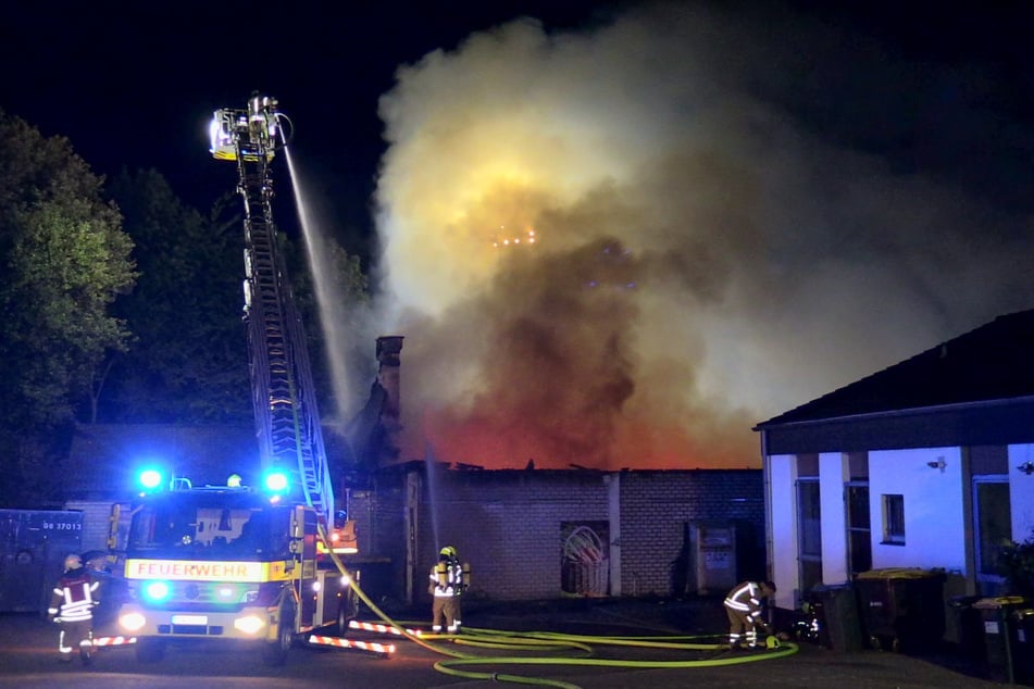 Nach dem Eintreffen an dem brennenden Supermarkt in Ratingen-Homberg erhöhten die Einsatzkräfte die Alarmstufe und machten sich an die Bekämpfung des Brandes.