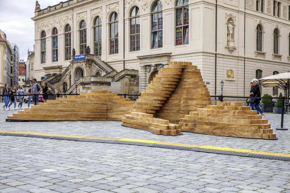 Auch auf dem Neumarkt zu sehen: die Kunstinstallation "Die Schlafende" - eigentlich ein Bühnenbild des Deutsch-Sorbischen Volkstheaters Bautzen.