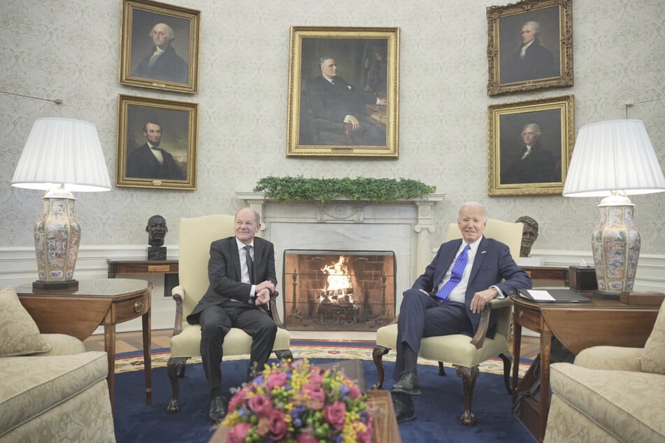 Bundeskanzler Olaf Scholz (65, SPD, links) sitzt neben US-Präsident Joe Biden (81) bei einem bilateralen Treffen im Oval Office im Weißen Haus.