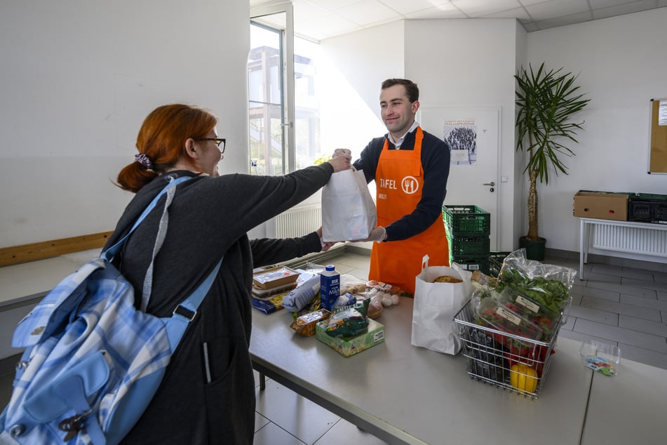Nimmt nach seinem Tag bei der Tafel "ein Gefühl der Demut" mit: Joel Hochmuth (23, r.) von der Jungen Union Chemnitz.