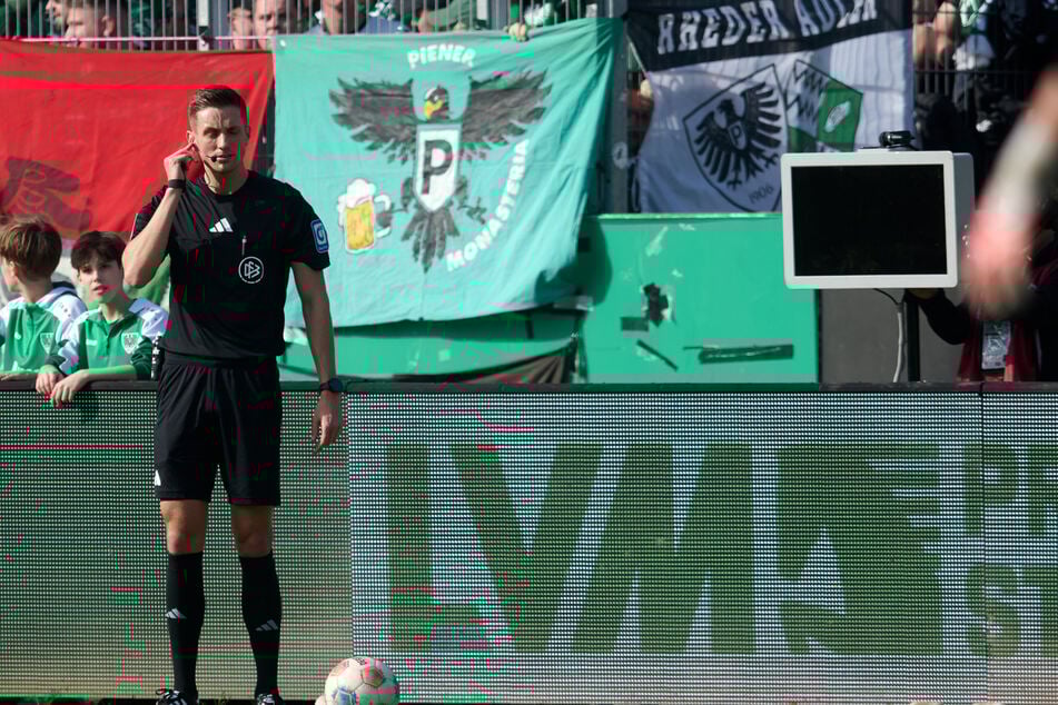 Schiedsrichter Felix Bickel verkündet den Strafstoß, konnte sich die Szene aber nicht angucken.