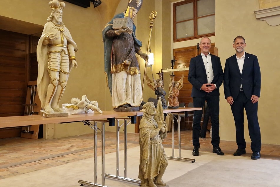 Ralf Hennecke (l.) vom Bayerischen Landeskriminalamt und Patrick Haggenmüller, Leiter der Kunstfahndung des Bayerischen Landeskriminalamts, stehen in Prag neben gestohlenen Statuen aus Tschechien.
