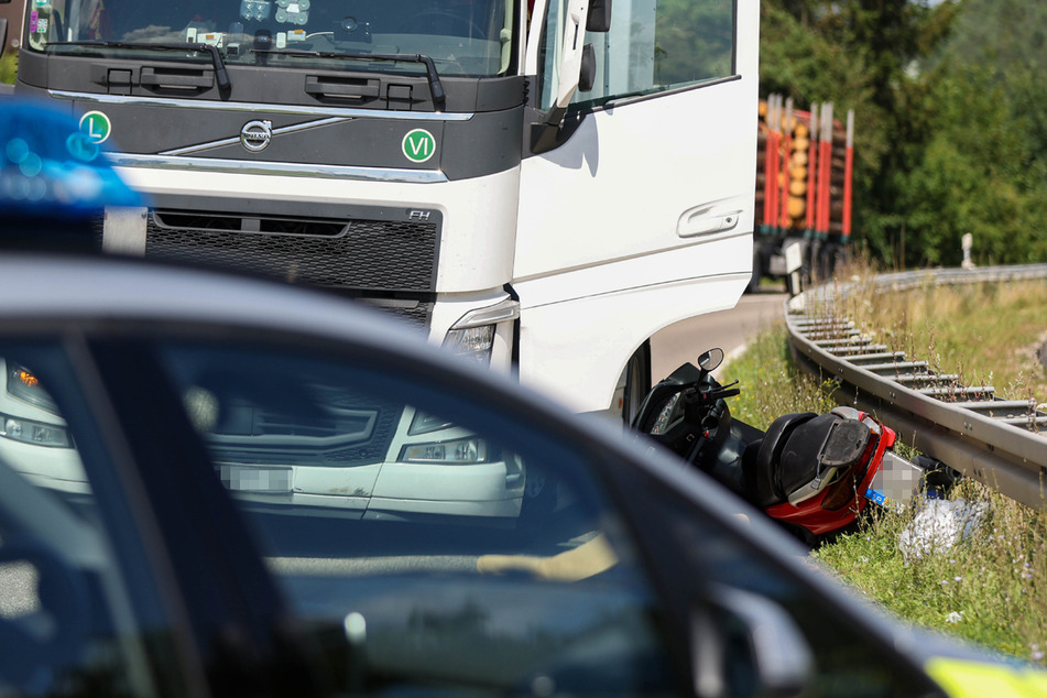 Er wollte Radfahrer überholen: Lkw-Fahrer kracht frontal in Rollerfahrer (†66)