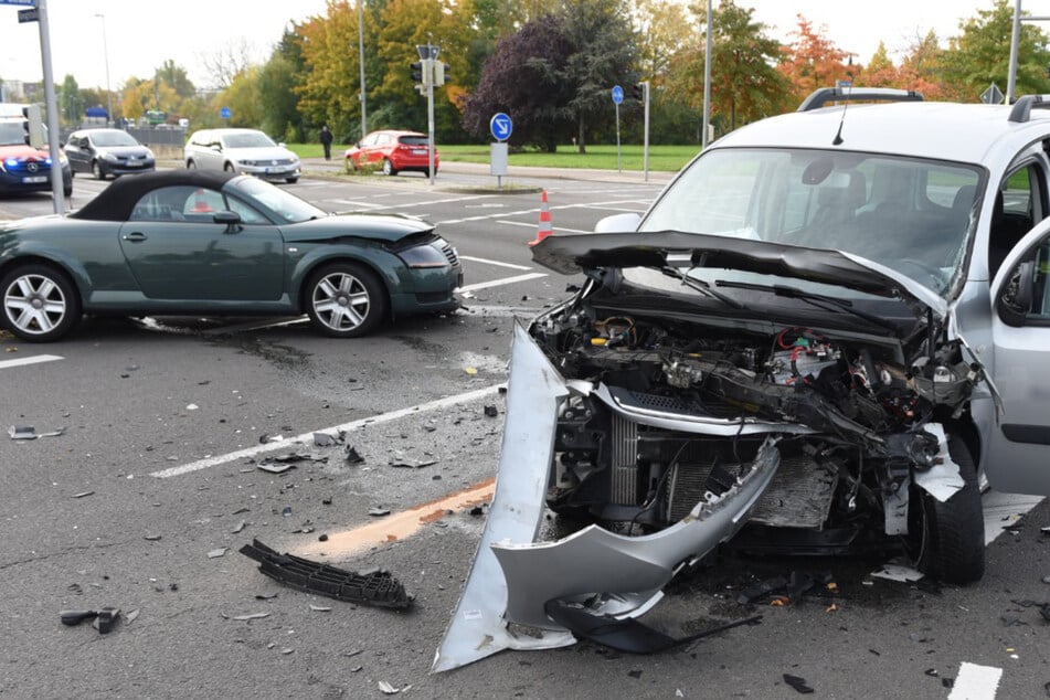 Rote Ampel missachtet: Autos krachen auf Kreuzung ineinander