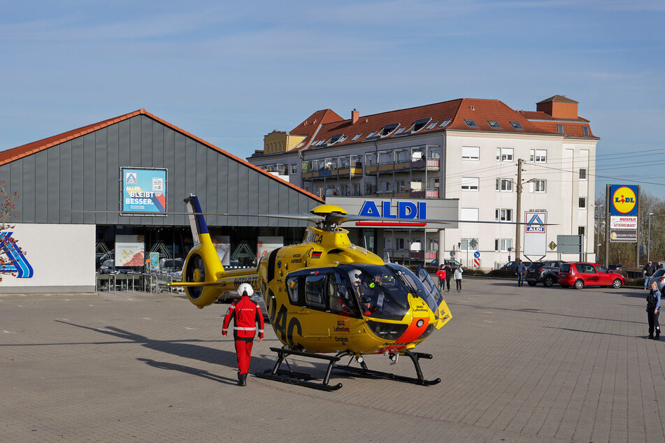 Ein Rettungshubschrauber kam zum Einsatz, landete auf dem Aldi-Parkplatz an der Dresdner Straße.
