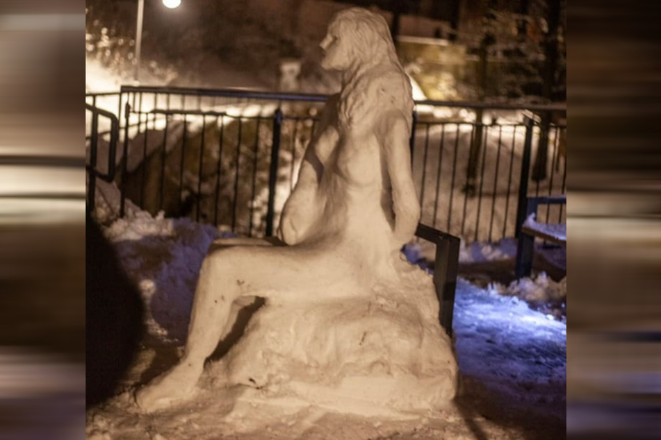 Nach einer Pause haben die "Radeberger Schneekünstler" diese vergnügungsfreudige Dame aus Schnee gebastelt.