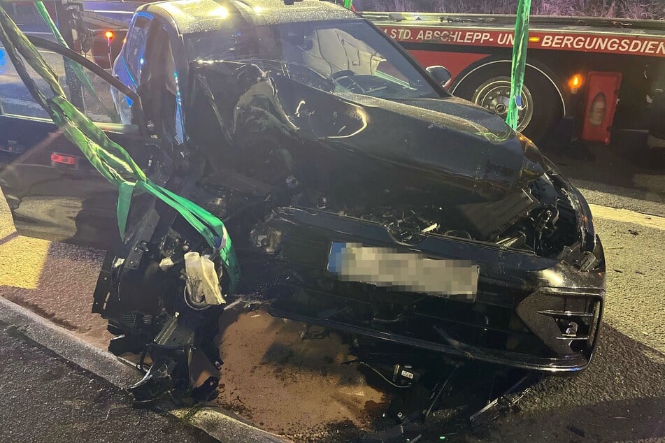 Der VW des 23-Jährigen wurde nach dem Unfall zur Beweissicherung abgeschleppt.