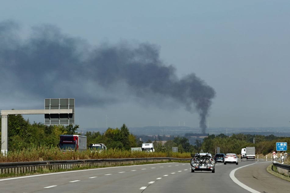 Die riesige Rauchsäule war von der A4 aus zu sehen.