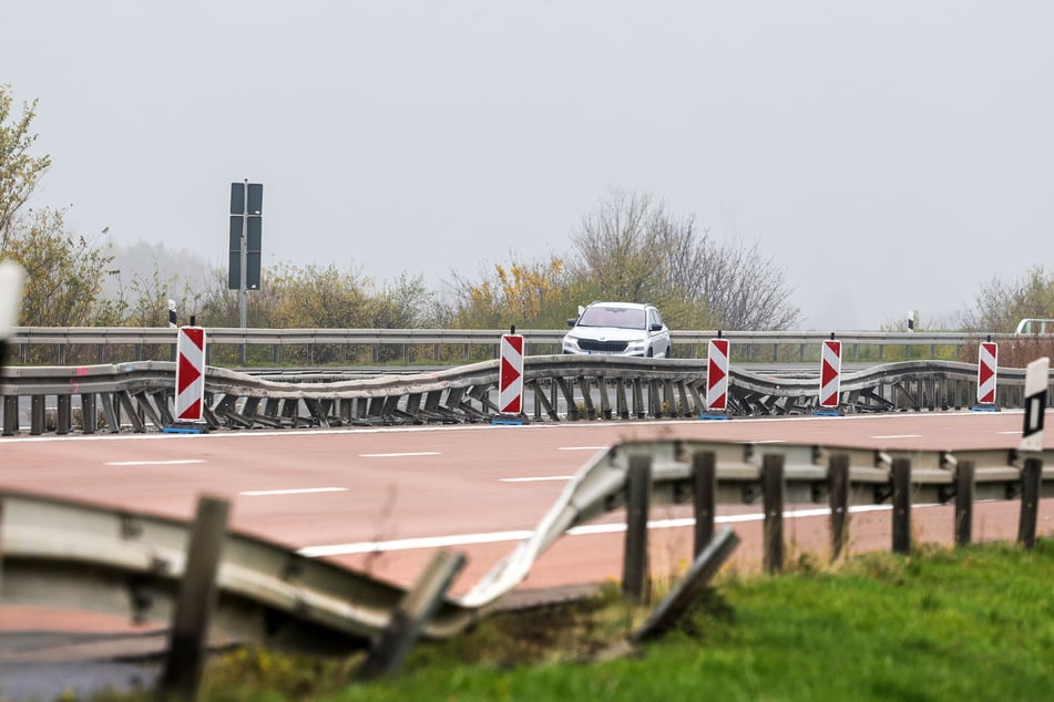 Ein Lkw kam am Montag auf der A4 von der Fahrbahn ab und beschädigte die Schutzplanken erheblich.