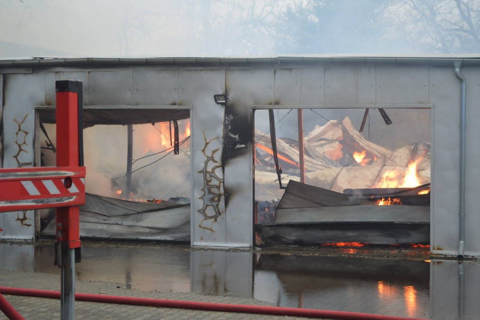 Die Flammen haben auch auf benachbarte Gebäude übergegriffen.