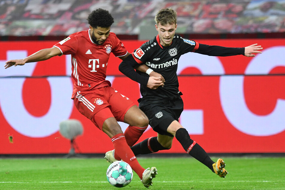 Leverkusens Daley Sinkgraven (25, r.) in Aktion gegen Serge Gnabry (25, l.) von Bayern.