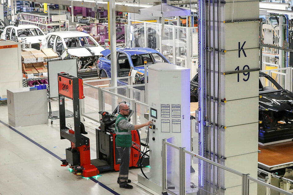 Eine der Produktionslinien im Leipziger BMW-Werk - aktuell werden hier mehr als 1000 Autos täglich gebaut.