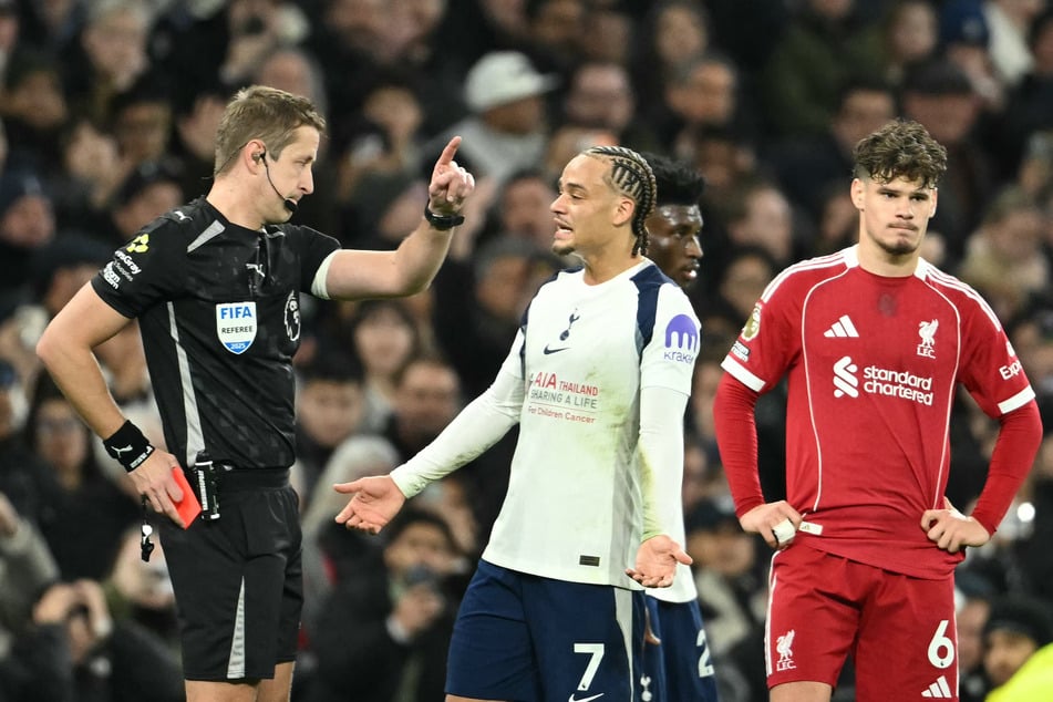 Xavi Simons (22) verstand offenbar nicht so richtig, warum er vom Platz geschickt wurde. Dabei war die Sache eindeutig.