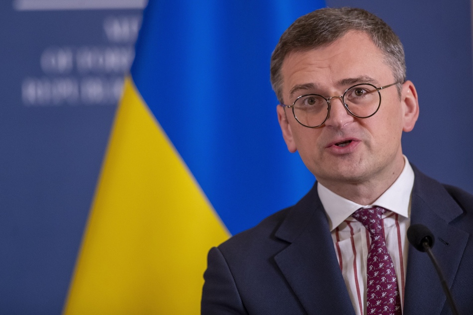 "Wir müssen als neue Realität akzeptieren, dass die Ära des Friedens in Europa vorbei ist", sagte der ukrainische Außenminister Dmytro Kuleba (42).