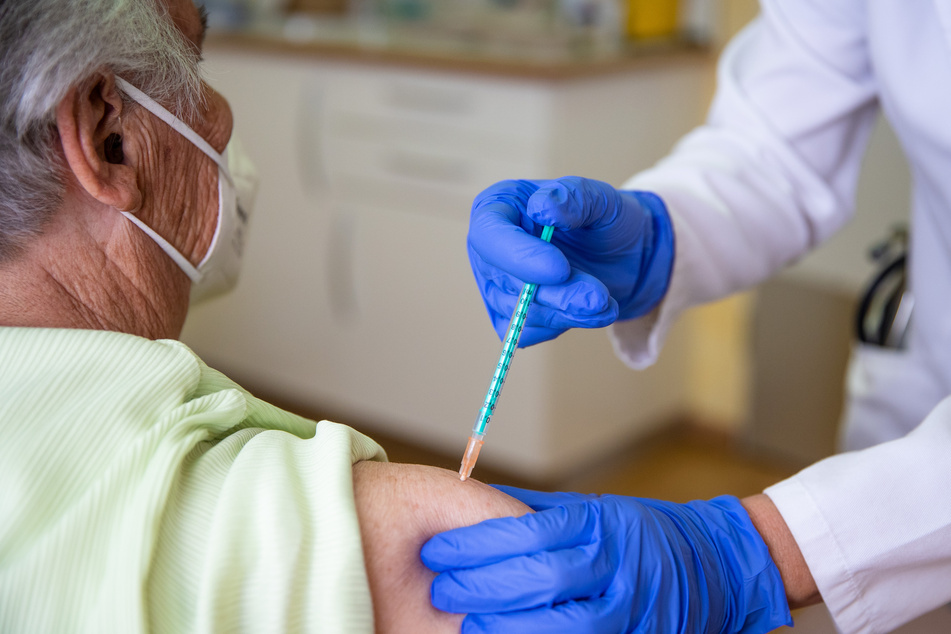 Eine Frau wird in einer Hausarztpraxis gegen das Coronavirus geimpft.