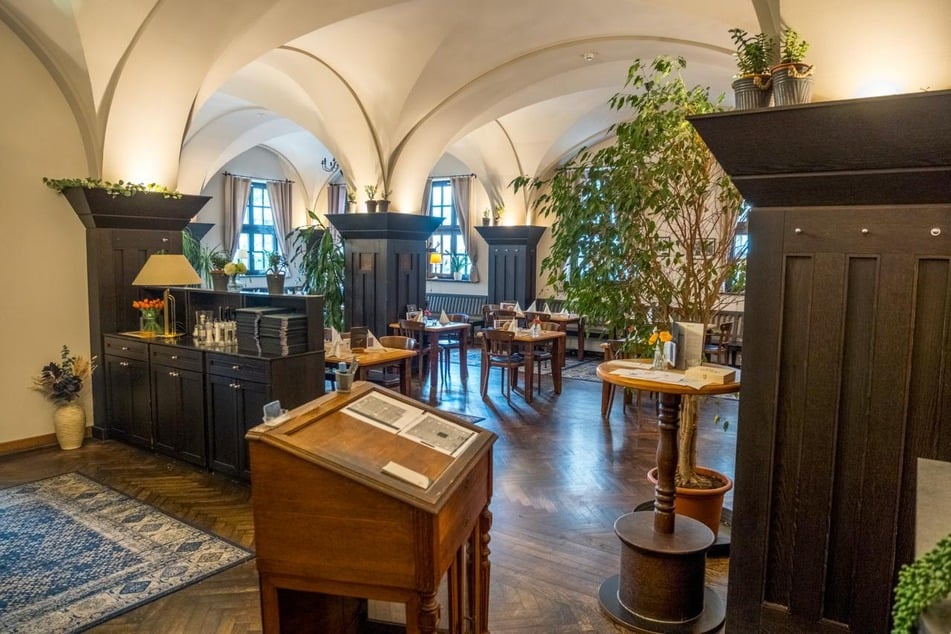 Im großen Hauptgastraum finden sich die Möbel aus dem früheren Forsthaus.