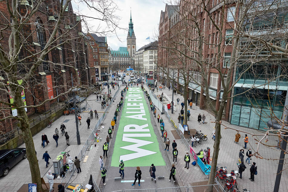 Riesen-Statement: Diesen Schriftzug malte Fridays For Future in der Hamburger Mönckebergstraße auf.