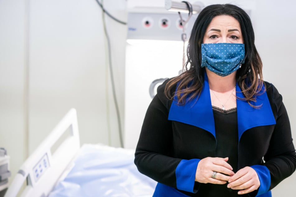 Dilek Kalayci (SPD), Gesundheitssenatorin von Berlin, besichtigt mit einem Mundschutz im Gesicht das Corona-Behandlungszentrum Jaffestraße.