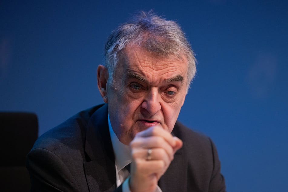 Herbert Reul (72, CDU) ist besorgt: Die Zahl der polizeilich erfassten 14- bis 17-Jährigen stieg in NRW im Bereich rechter Kriminalität 2024 im Vergleich zum Vorjahr von 106 auf 299.