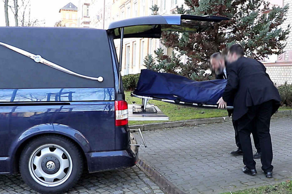 Ob es sich bei den Toten um die jeweiligen Mieter der Wohnungen handelt, muss die Obduktion klären.