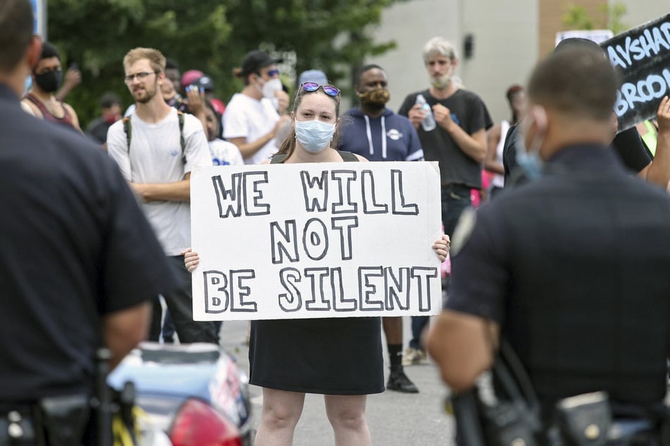 Gerade in den USA gingen nach dem Tod von George Floyd Hunderttausende gegen Polizeigewalt gegenüber Schwarzen auf die Straße. So wie hier in Atlanta.