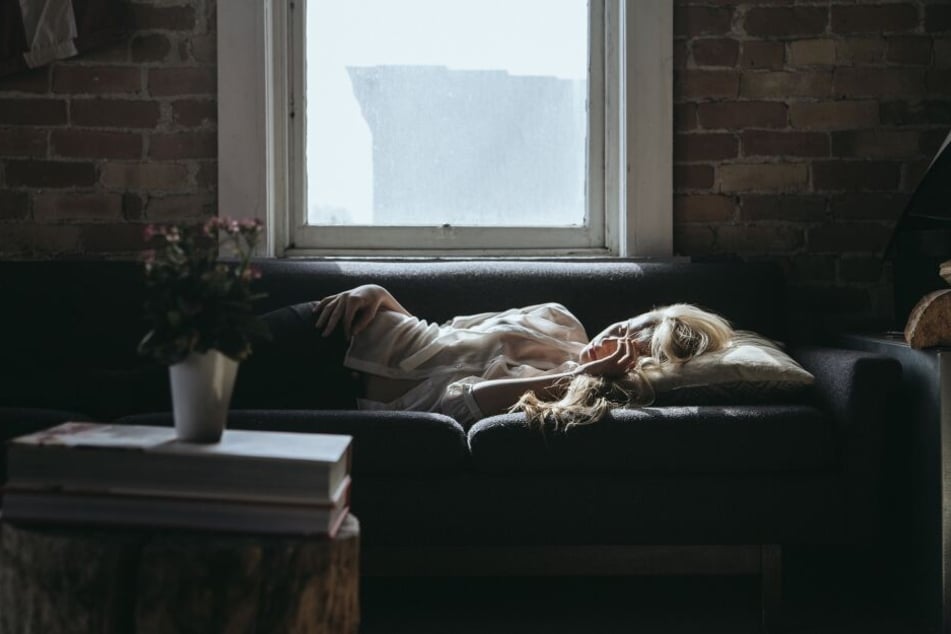 Nach einer Partynacht auf der Couch einzuschlafen, ist ab und an erlaubt, sollte aber nicht zur Regelmäßigkeit werden. Eine gute Schlafstruktur mit festen Schlafzeiten und -längen hilft nämlich dabei, ausgeruhter und fitter zu sein.