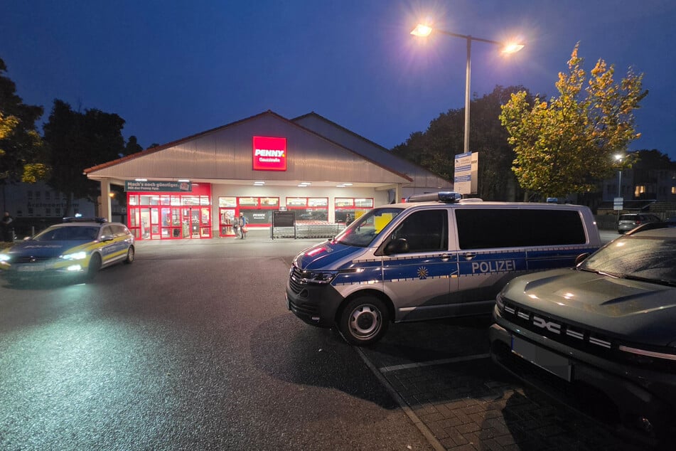 Mehrere Polizeibeamte rückten am Freitagabend zu einem Penny-Markt an der Clausstraße in Chemnitz aus. Über eine Notruf-App wurde eine Geiselnahme gemeldet. Doch diese gab es nie.