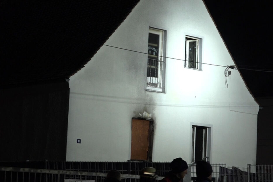 Die Flammen schlugen bereits aus den Fenstern, als die Einsatzkräfte eintrafen.