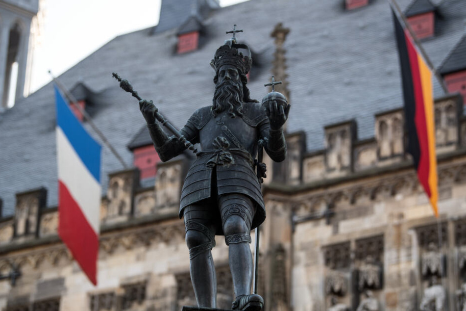 Das Treffen findet in Aachen statt. Hier ist das Rathaus bereits festlich geschmückt.