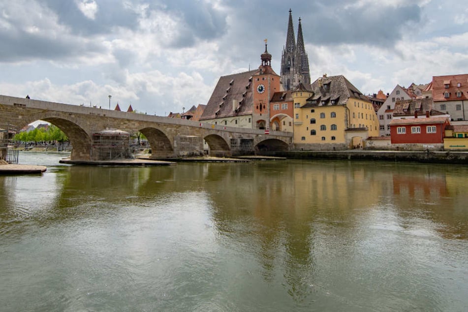 In Regensburg wäre ein 44 Jahre alter Mann beinahe in der Donau ertrunken. (Archivbild)