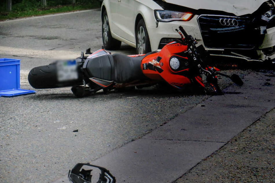 Motorrad und Auto waren an einer Kreuzung ineinander gerast.