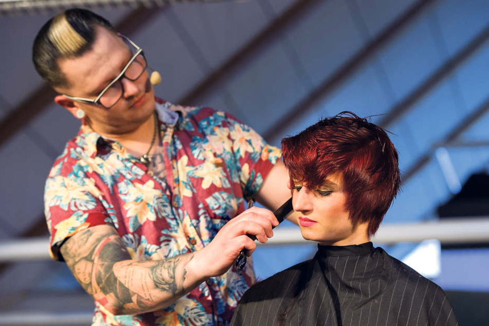 Christian Rauch (32) zeigte Friseurkollegen neue Schnitt-Techniken für
trendige Kurzhaarfrisuren.