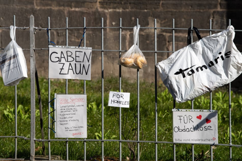 Kleinigkeiten für Obdachlose an einem Gabenzaun in Göttingen.