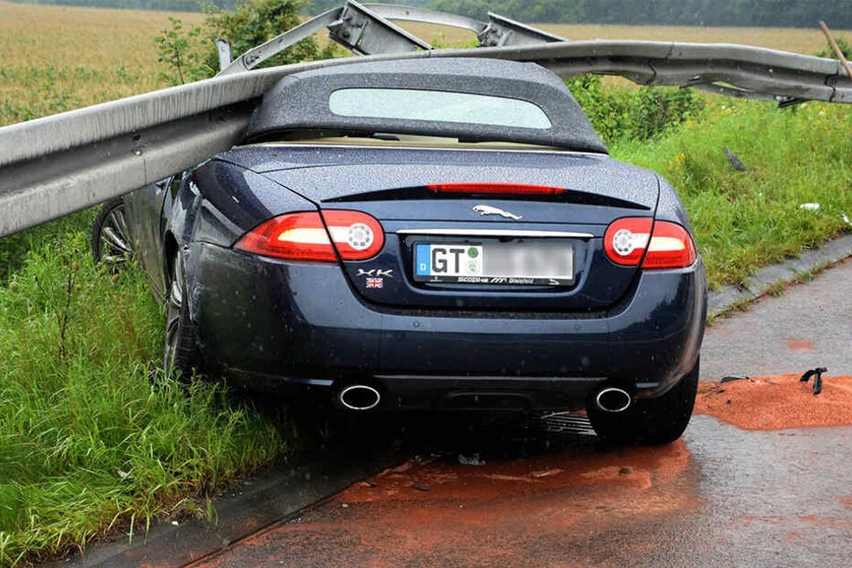 Durch die hohe Geschwindigkeit wurde die Leitplanke aus der Verankerung gerissen.