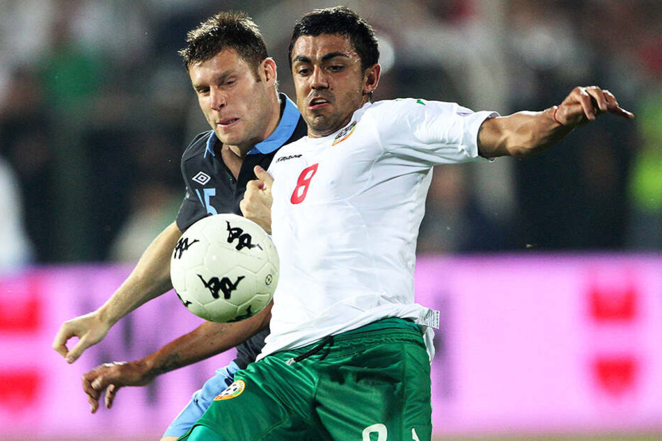 CFC-Neuzugang Georgi Sarmov (r.), hier im September 2011 in der EM-Quali im Zweikampf mit Englands James Milner, feiert mit 33 Jahren ein überraschendes Comeback in der bulgarischen Nationalmannschaft.